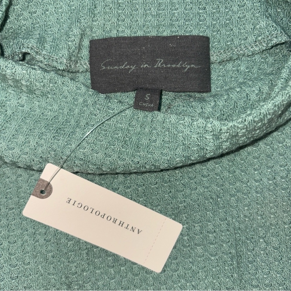 Elegant Green Turtleneck Sweater - Picture 5 of 7